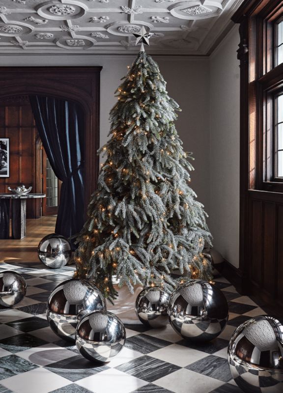 Modern Christmas Trees, Holiday Wreaths & Christmas Garlands